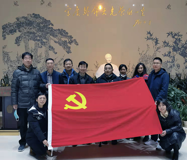 图为办公厅党支部赴宋庆龄故居开展主题党日活动